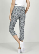 Hose mit Seitentaschen und seitlichen Schlitzen  