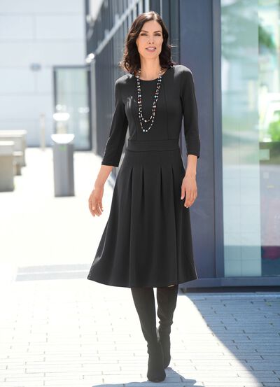 Kleid mit aufspringenden Kellerfalten 