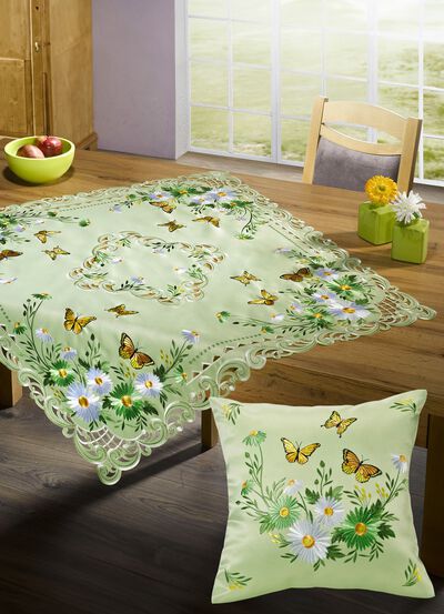 Tisch- und Raumdekoration mit Blumen und Schmetterlingen 