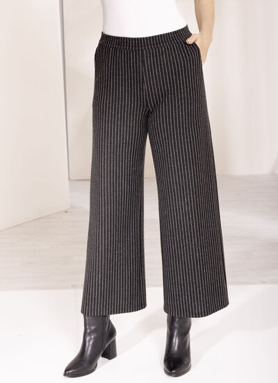 Hose mit aktuellen Nadelstreifen 