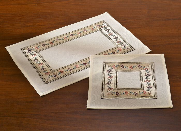 Stilvolle Tisch- und Raumdekoration mit  umlaufender Bord&uuml;re 