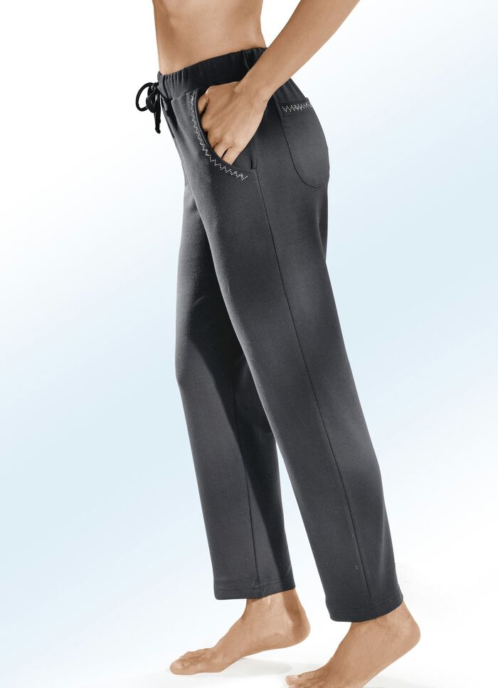 Hose mit dekorativer Nietenzier 