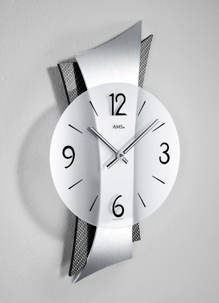 Hochwertige Wanduhr aus Messing mit geschwungener Rückwand SILBER