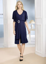 Kleid mit Schmuckspange 