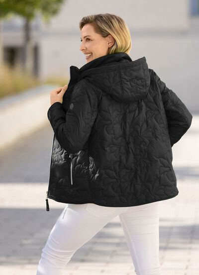 Jacke mit lasergesteppten Bl&uuml;tenmotiven 